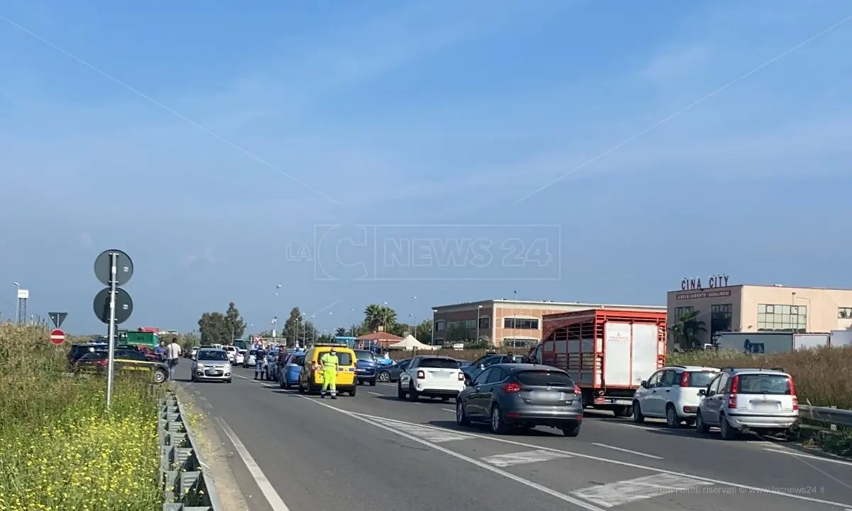 Costi materie prime alle stelle, la protesta degli agricoltori continua sulla statale 106