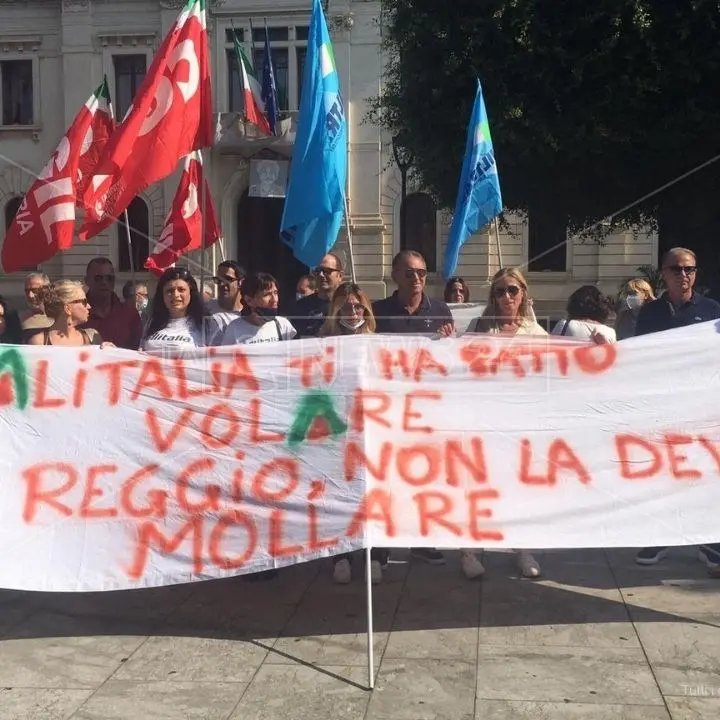 Aeroporto Reggio Calabria, sit-in dei dipendenti Alitalia: «Vogliamo certezze sul nostro futuro»