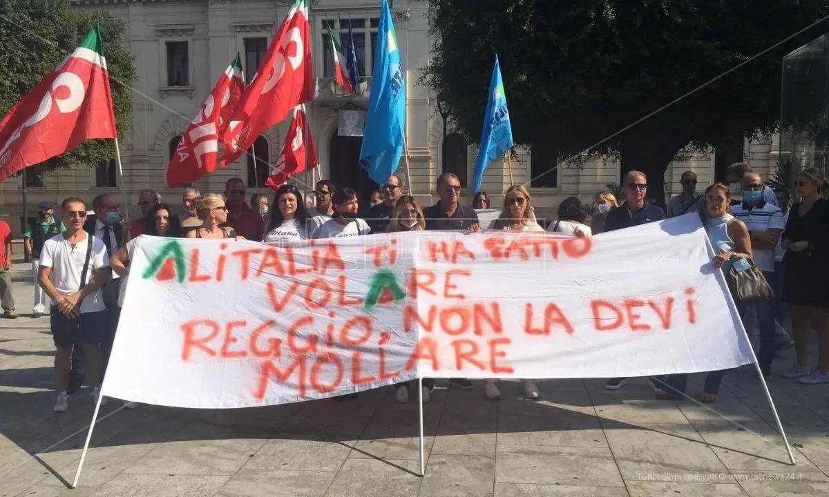 Aeroporto Reggio Calabria, sit-in dei dipendenti Alitalia: «Vogliamo certezze sul nostro futuro»