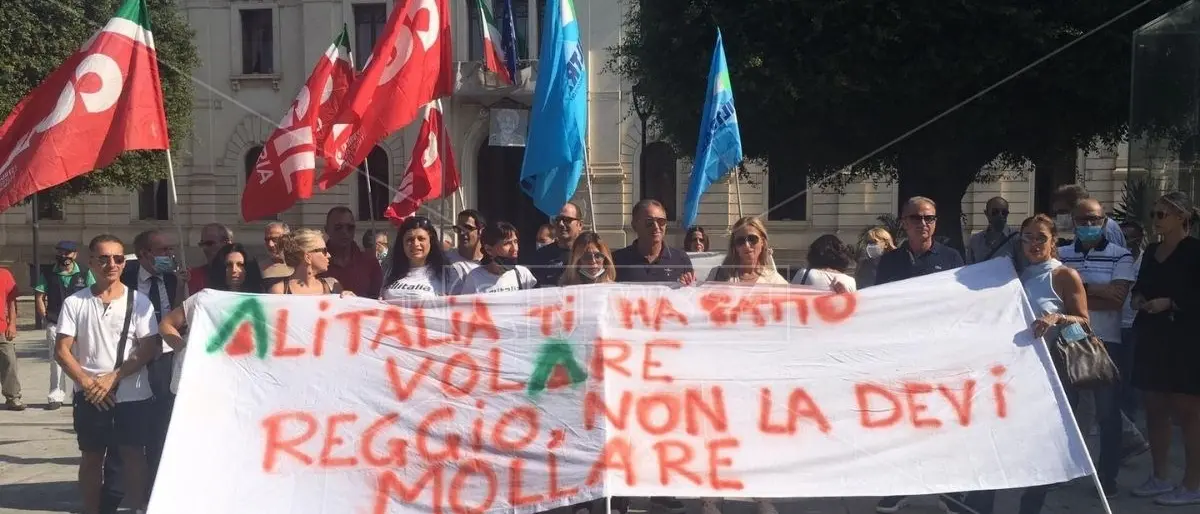 Aeroporto Reggio Calabria, sit-in dei dipendenti Alitalia: «Vogliamo certezze sul nostro futuro»