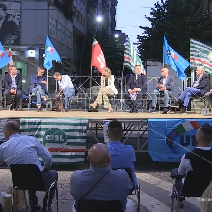 Elezioni Cosenza, candidati in piazza a confronto con gli esponenti dei sindacati