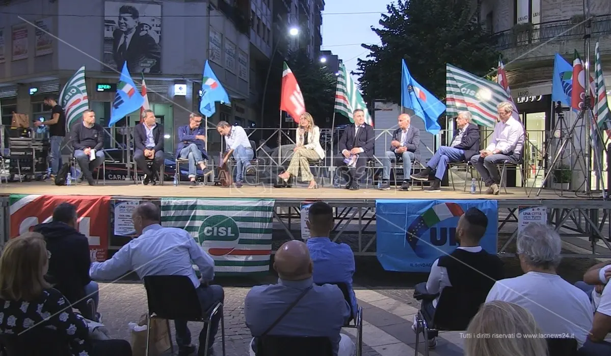 Elezioni Cosenza, candidati in piazza a confronto con gli esponenti dei sindacati