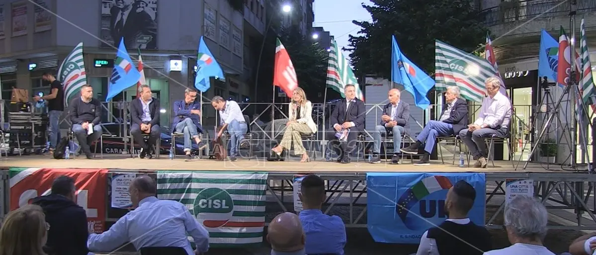 Elezioni Cosenza, candidati in piazza a confronto con gli esponenti dei sindacati