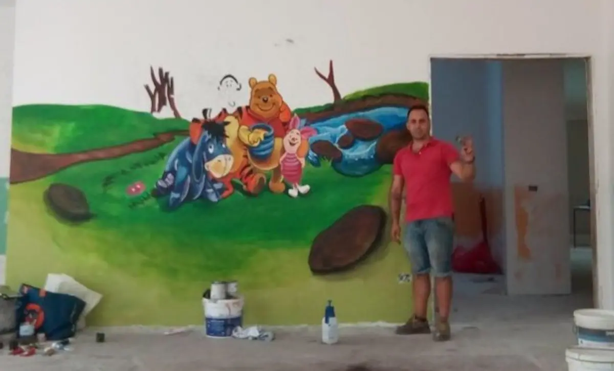 Percepisce il reddito di cittadinanza e “ricambia” dipingendo murales in un asilo del Vibonese