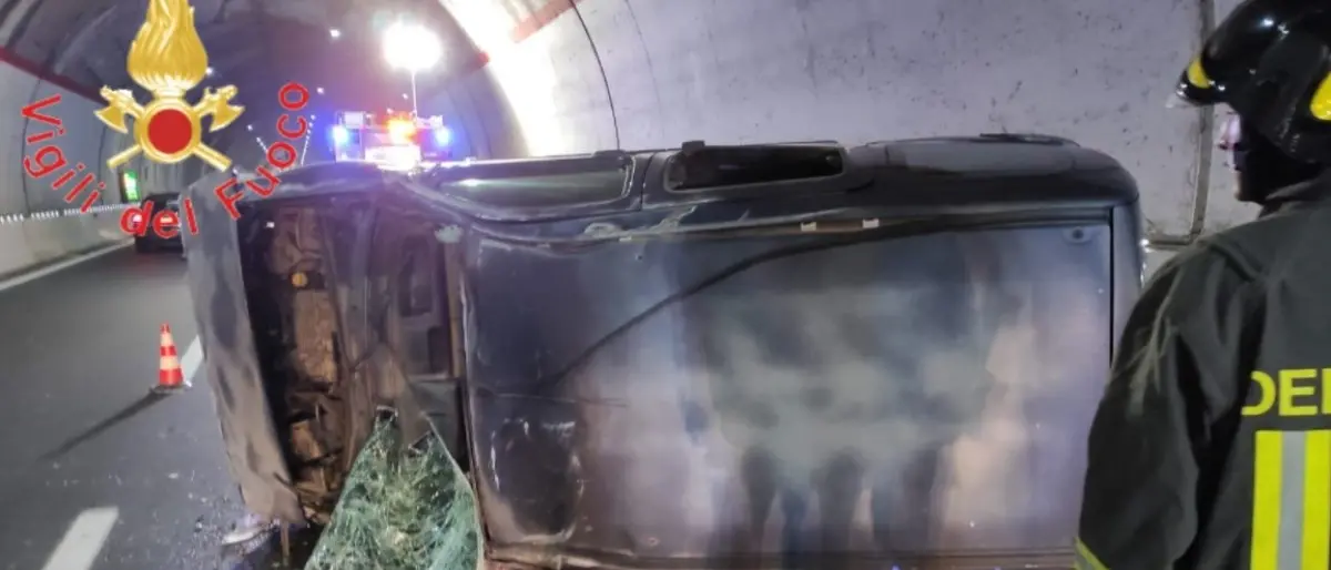 Incidente a Catanzaro, auto sbatte contro il guard rail e si ribalta lungo la 106