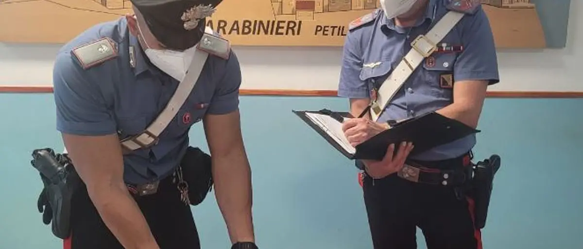 Spaccio di droga nel Crotonese, avevano 100 grammi di coca in auto: arrestati due operai