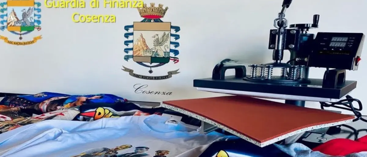 Realizzavano vestiti contraffatti a Cosenza e li rivendevano anche sul web, sequestri in una stamperia