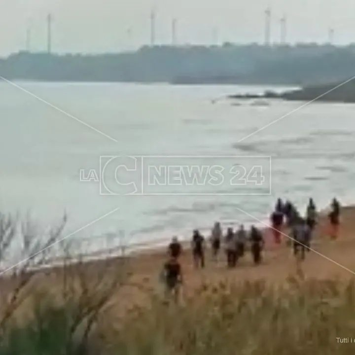 Migranti, due sbarchi in poche ore a Crotone: arrivate più di 130 persone tra cui bambini