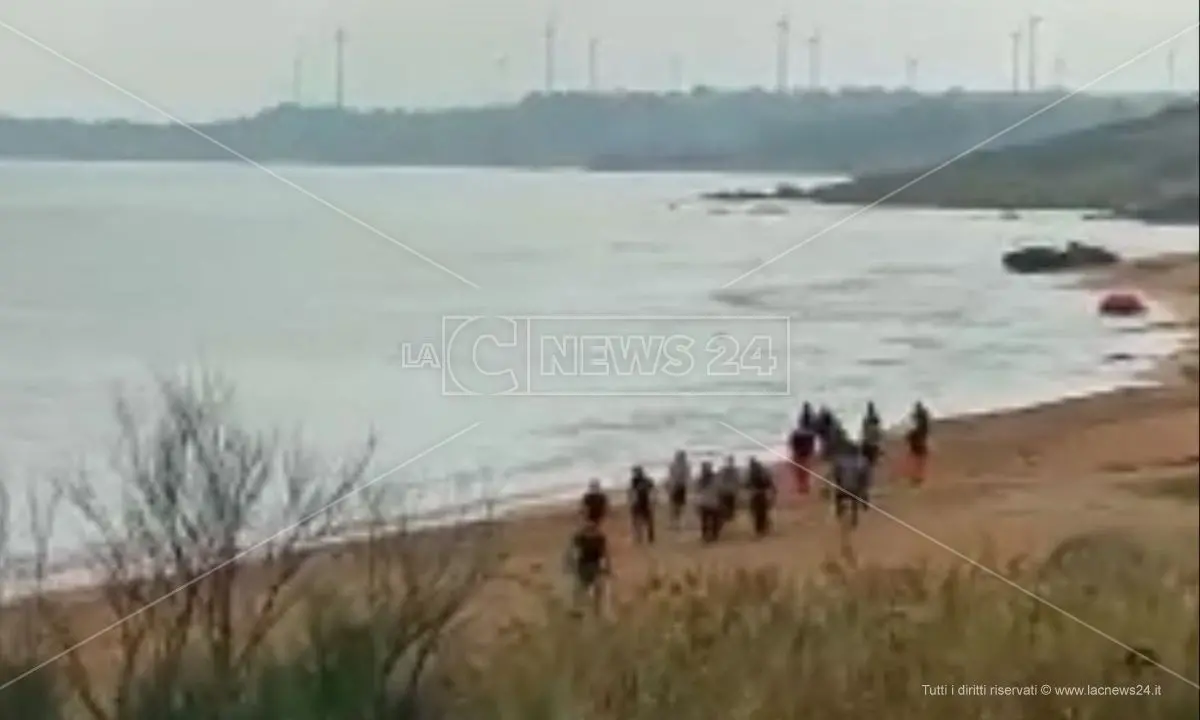 Migranti, due sbarchi in poche ore a Crotone: arrivate più di 130 persone tra cui bambini