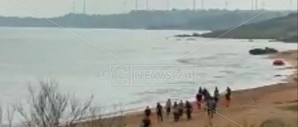 Migranti, due sbarchi in poche ore a Crotone: arrivate più di 130 persone tra cui bambini