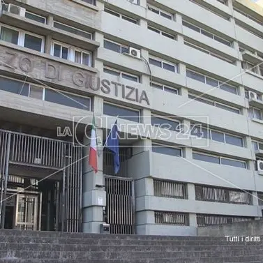 Cosenza, riconosce il suo estorsore in foto ma non nel confronto all’americana: assolto