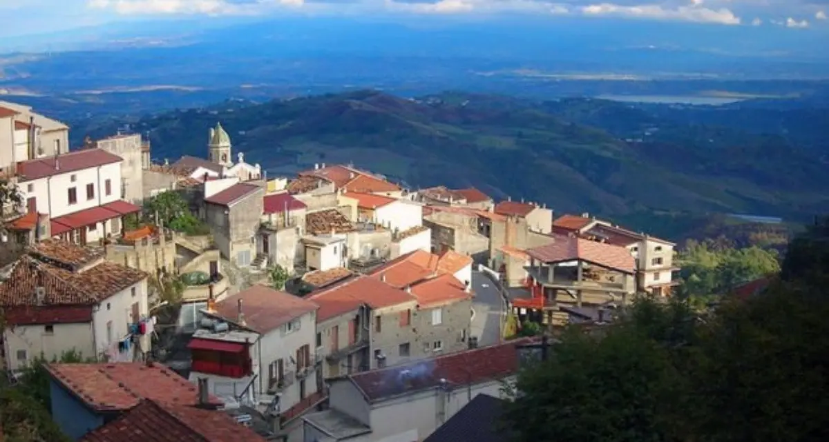 Acquaformosa, immobili comunali inutilizzati e Pro Loco senza sede: l’opposizione scrive al Prefetto\n
