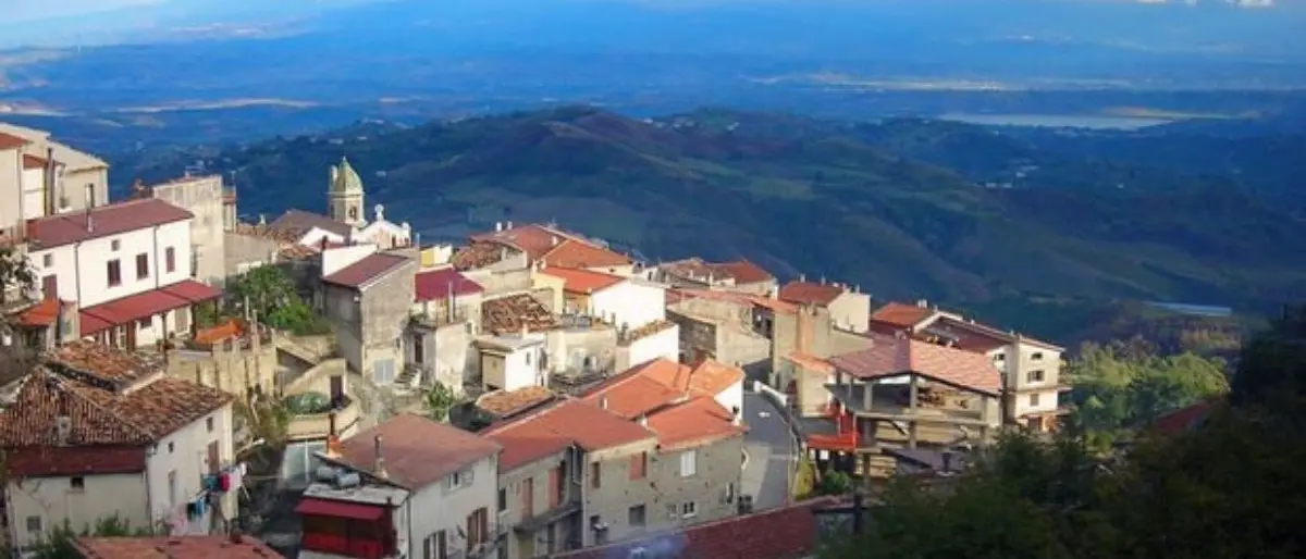 Ad Acquaformosa l’autobus per gli studenti non si ferma: il sindaco diffida Ferrovie