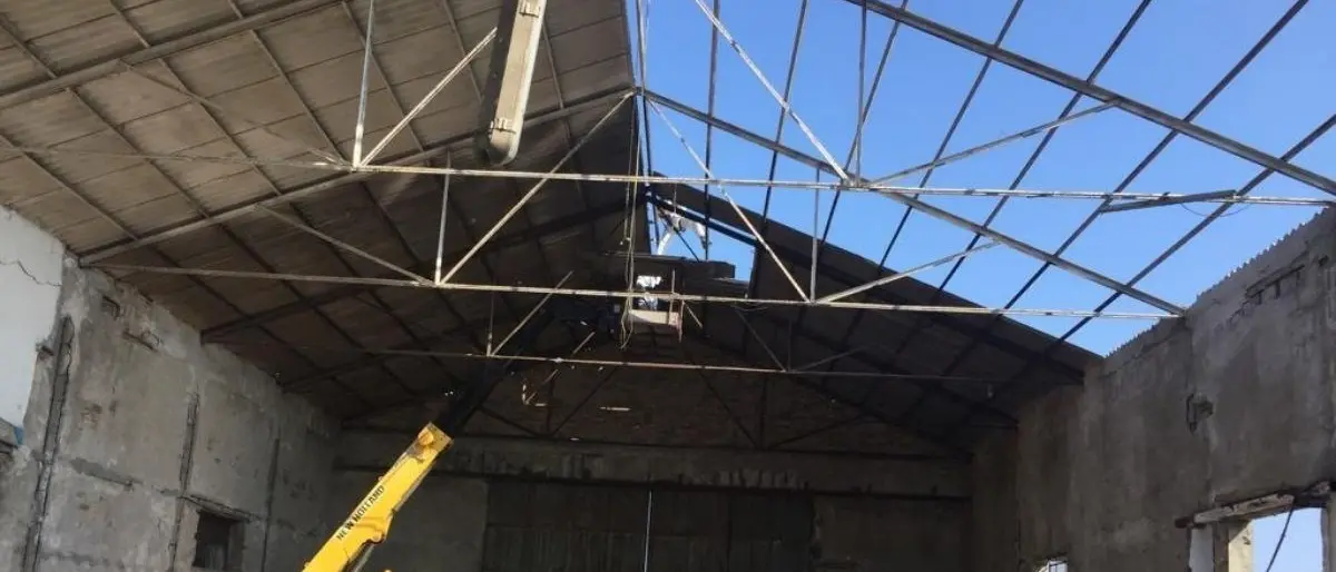 Crotone, iniziati lavori di demolizione di due immobili fatiscenti nell’area portuale