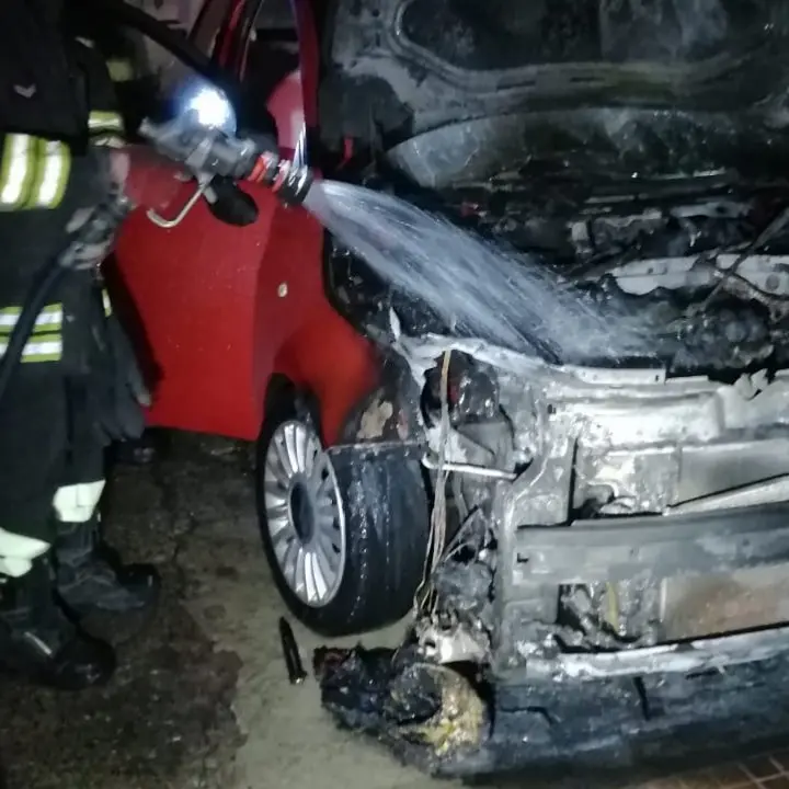 Corigliano Rossano, incendiata l’auto di un’imprenditrice: indagini in corso
