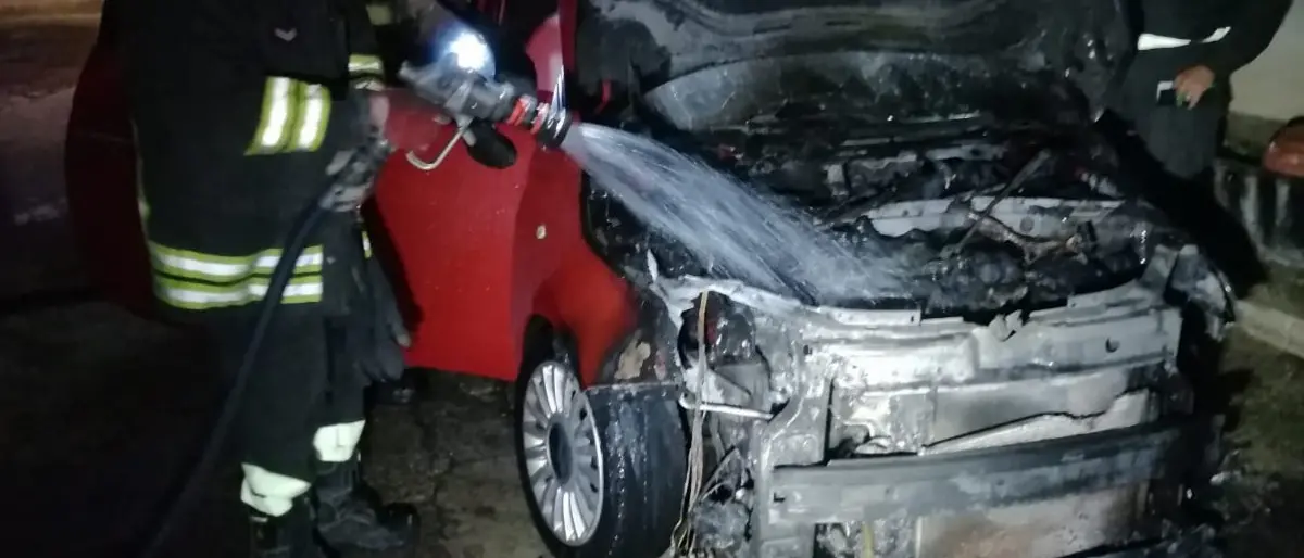 Corigliano Rossano, incendiata l’auto di un’imprenditrice: indagini in corso
