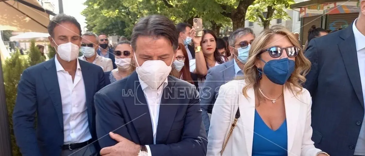 Comunali Cosenza, Conte a sorpresa in città per Bianca Rende: bagno di folla a corso Mazzini