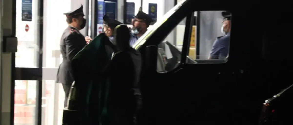 Porta il figlio di 2 anni morto in un supermercato e chiede aiuto: s’indaga per omicidio