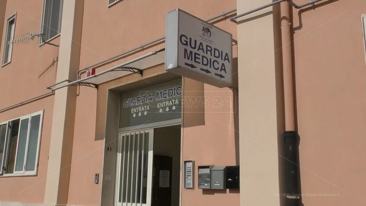 A Catanzaro guardia medica senza garze, un paziente: «Mandato al pronto soccorso per un banale taglio»