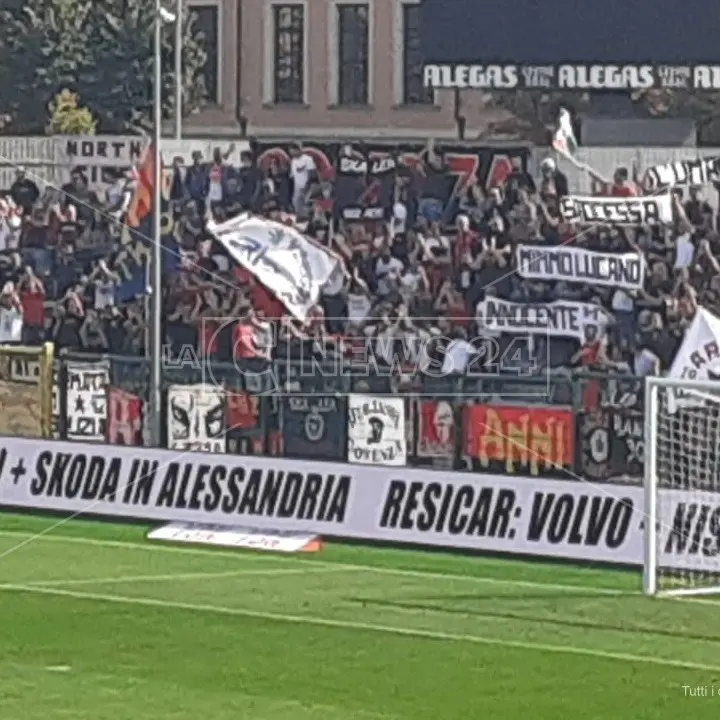 “L’umanità non si processa”: ad Alessandria lo striscione dei tifosi del Cosenza per Mimmo Lucano