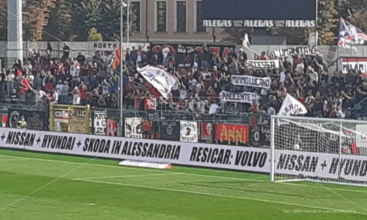 “L’umanità non si processa”: ad Alessandria lo striscione dei tifosi del Cosenza per Mimmo Lucano