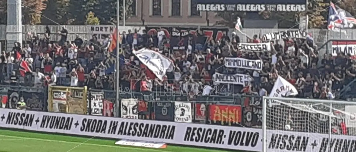 “L’umanità non si processa”: ad Alessandria lo striscione dei tifosi del Cosenza per Mimmo Lucano