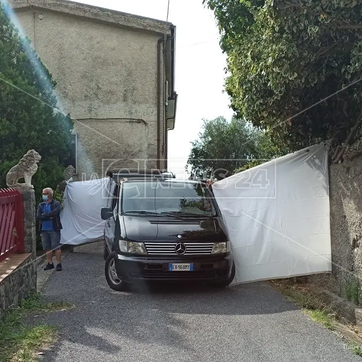 Tragedia della vendemmia a Paola, ecco cosa è successo: morti uno ad uno per salvare il congiunto
