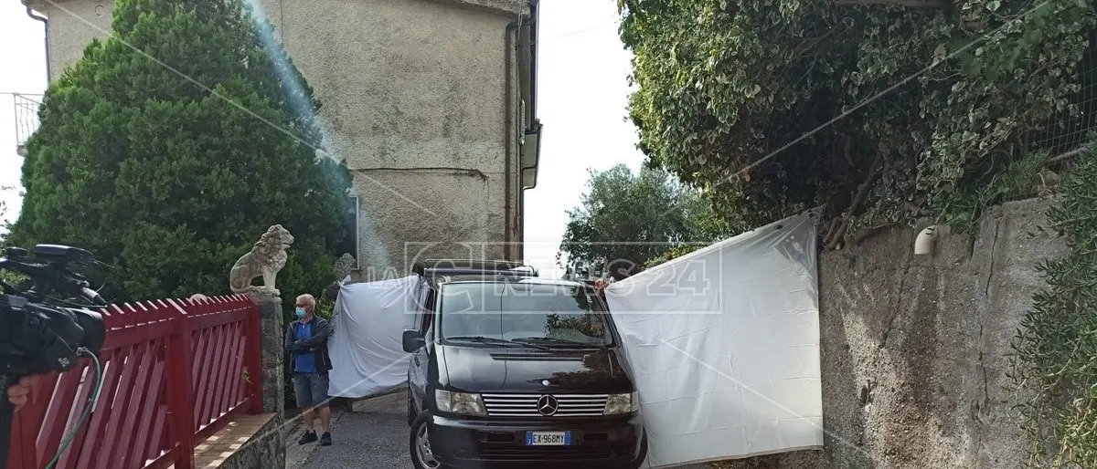 Tragedia della vendemmia a Paola, ecco cosa è successo: morti uno ad uno per salvare il congiunto