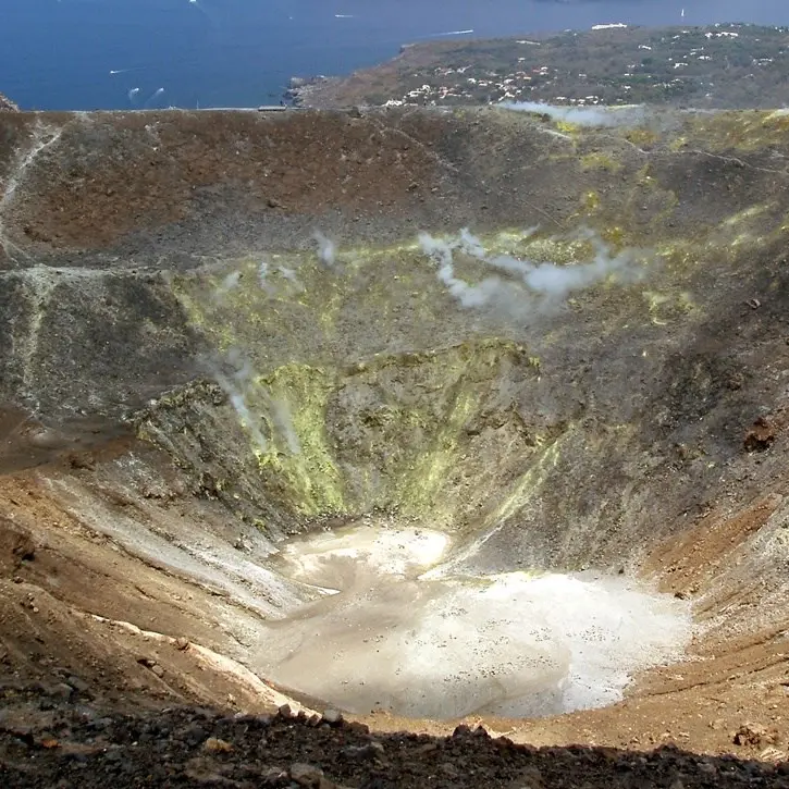 Vulcano si risveglia dopo 133 anni e scatta l’allerta gialla della Protezione civile