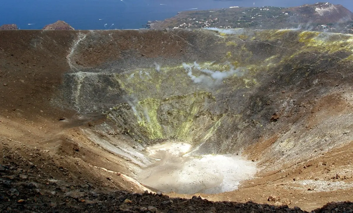 Vulcano si risveglia dopo 133 anni e scatta l’allerta gialla della Protezione civile