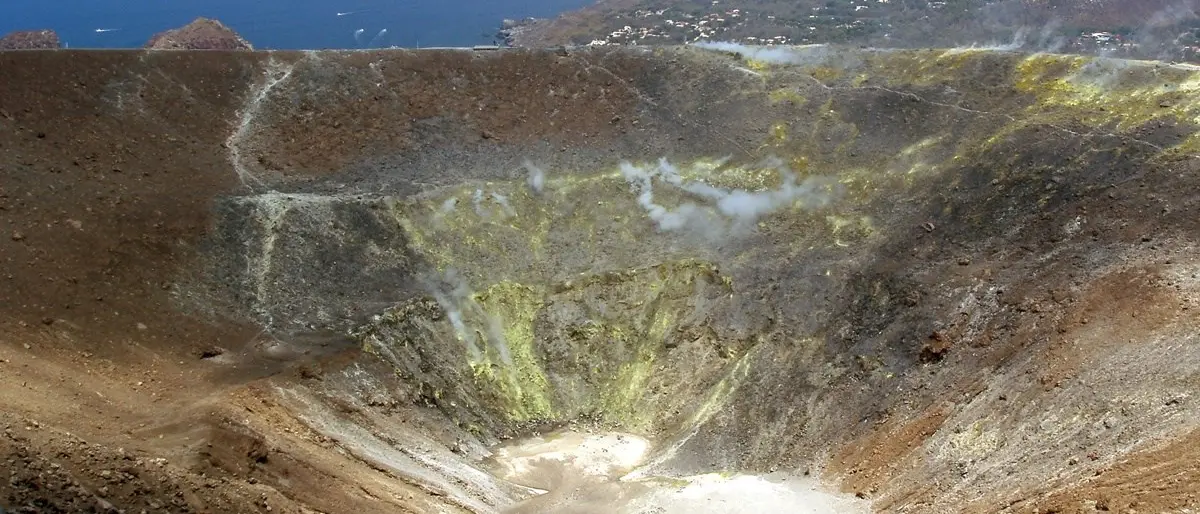 Vulcano si risveglia dopo 133 anni e scatta l’allerta gialla della Protezione civile