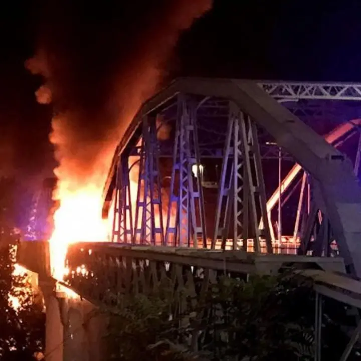 Notte di fuoco a Roma, in fiamme il “Ponte di ferro” sul Tevere: nessun ferito