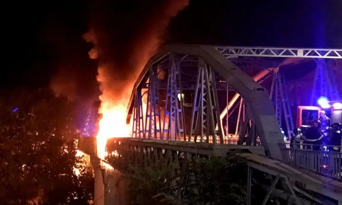 Notte di fuoco a Roma, in fiamme il “Ponte di ferro” sul Tevere: nessun ferito