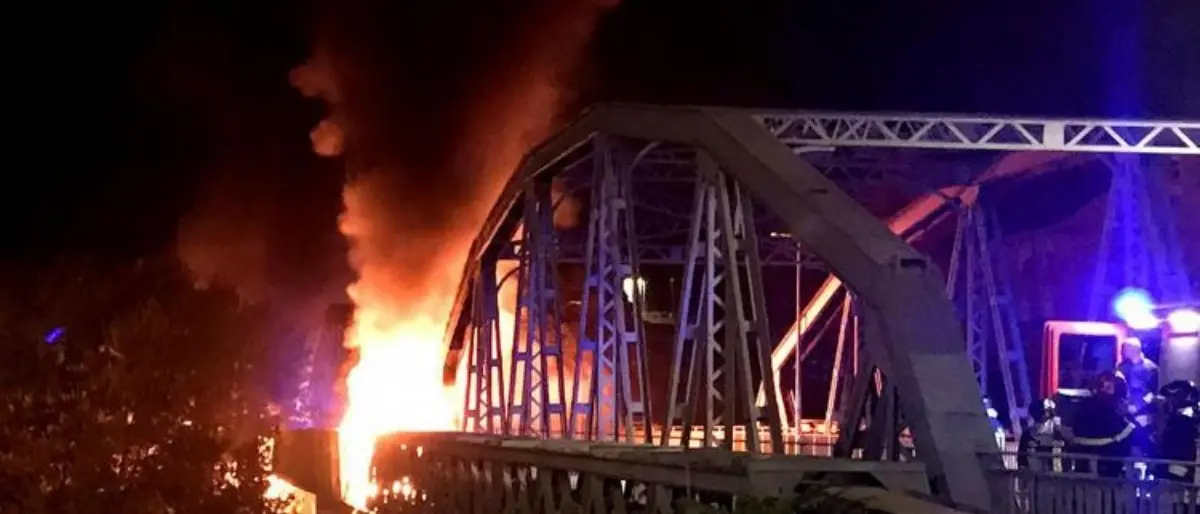 Notte di fuoco a Roma, in fiamme il “Ponte di ferro” sul Tevere: nessun ferito