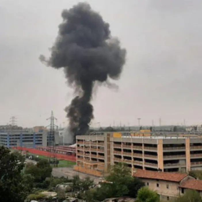 Milano, aereo precipita su un edificio e prende fuoco: morte le 8 persone a bordo, anche un bimbo