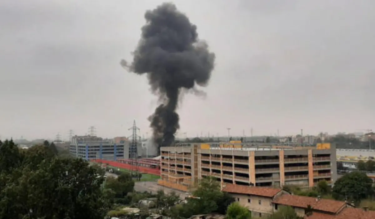 Milano, aereo precipita su un edificio e prende fuoco: morte le 8 persone a bordo, anche un bimbo