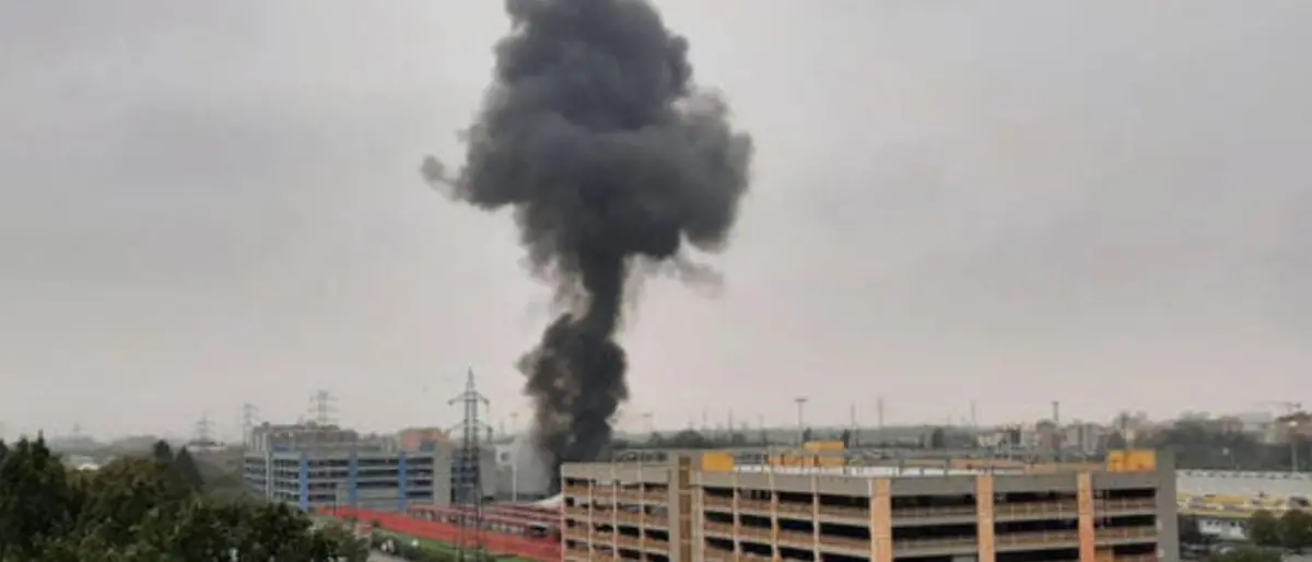 Milano, aereo precipita su un edificio e prende fuoco: morte le 8 persone a bordo, anche un bimbo