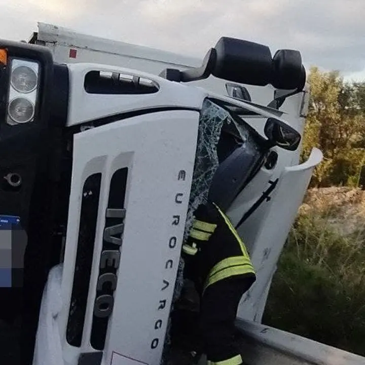 Incidente nel Crotonese: camion si ribalta, ferito il conducente