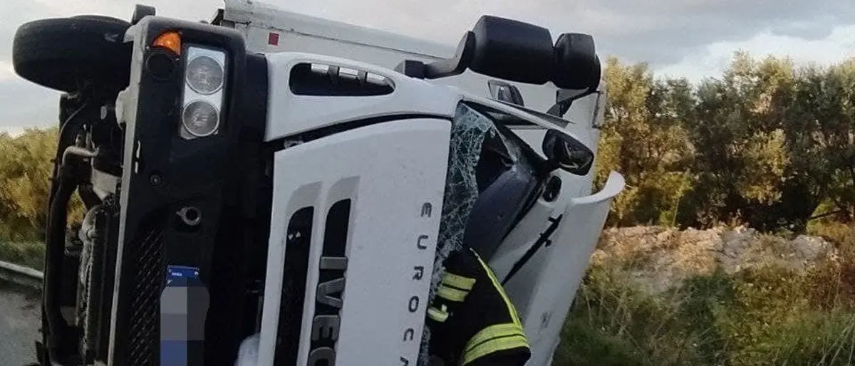 Incidente nel Crotonese: camion si ribalta, ferito il conducente