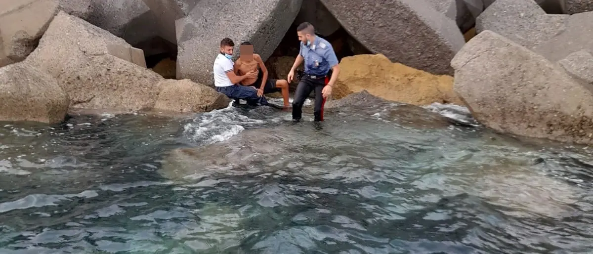 Cirò Marina, 15enne cade tra le scogliere del porto e resta ferito: salvato da Guardia costiera e carabinieri