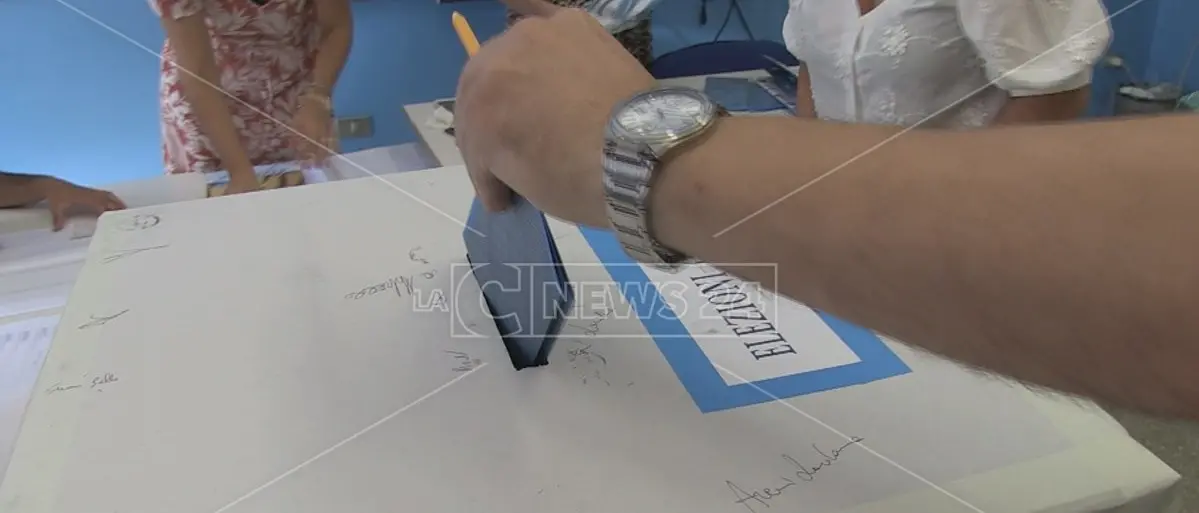 Comunali Calabria: ballottaggi a Cosenza e Siderno, 79 nuovi sindaci e un’elezione nulla