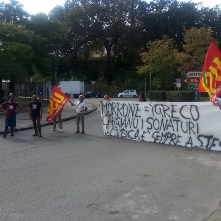 Cosenza, svincolo autostradale bloccato: protestano dipendenti di due case di cura private