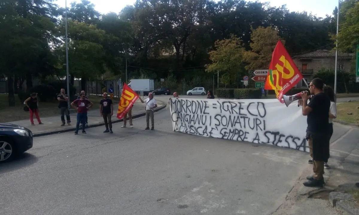 Cosenza, svincolo autostradale bloccato: protestano dipendenti di due case di cura private