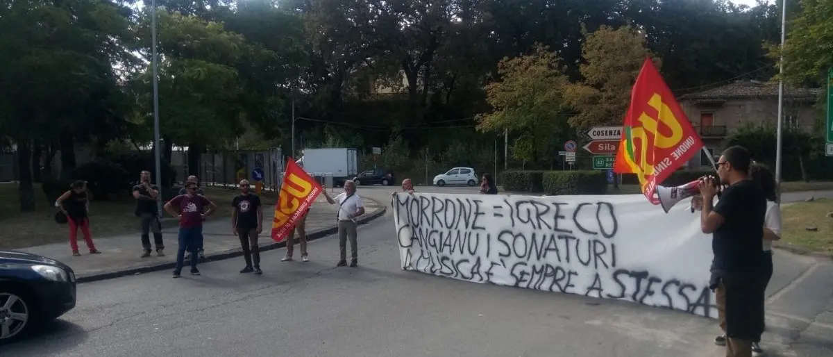 Cosenza, svincolo autostradale bloccato: protestano dipendenti di due case di cura private