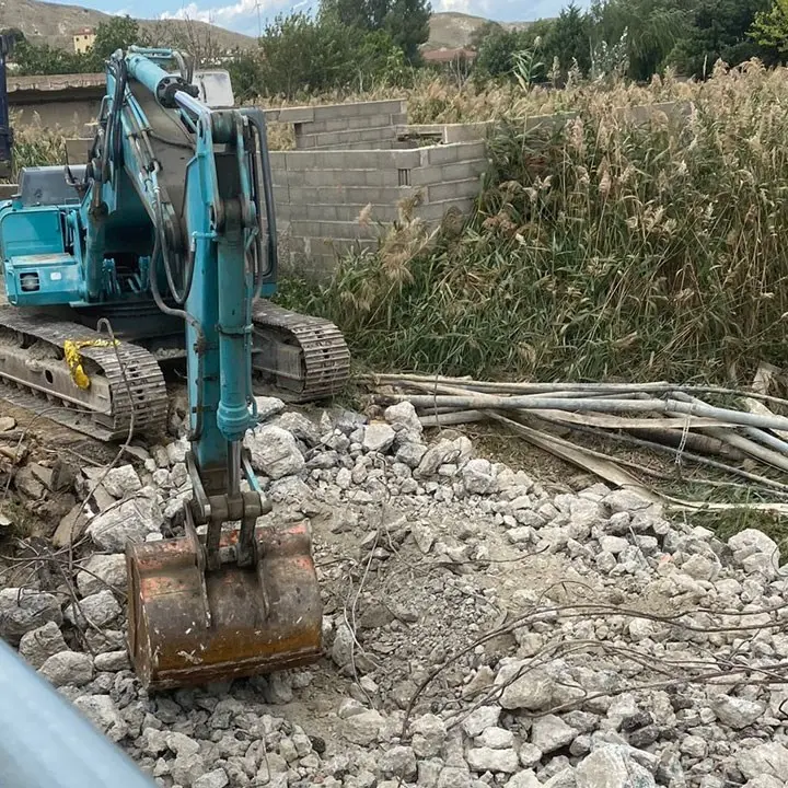 Crotone, demolito vecchio ponte di via Argentina: ostacolava il deflusso delle acque di un torrente