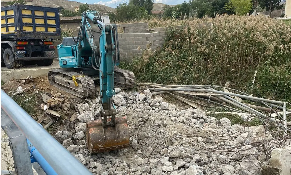 Crotone, demolito vecchio ponte di via Argentina: ostacolava il deflusso delle acque di un torrente