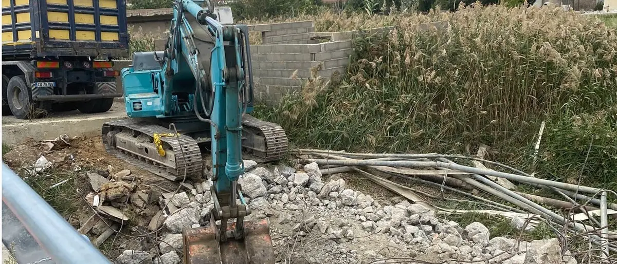 Crotone, demolito vecchio ponte di via Argentina: ostacolava il deflusso delle acque di un torrente