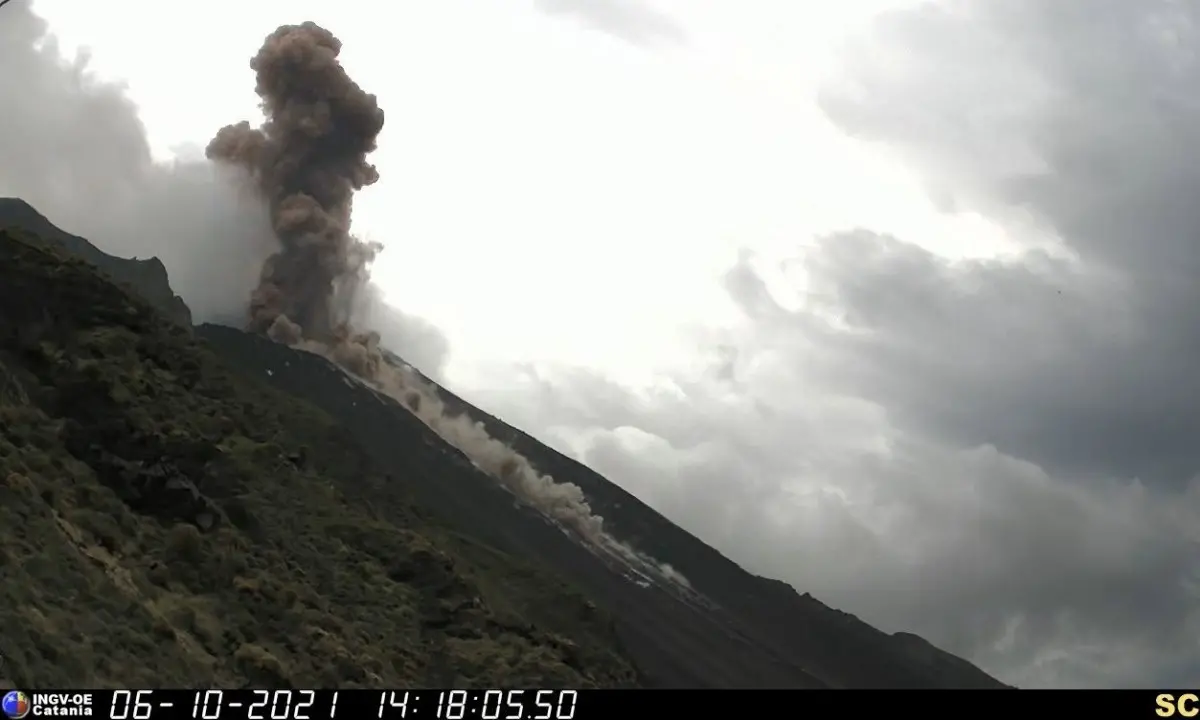 Stromboli, il vulcano spaventa abitanti e turisti: forte esplosione sul cratere nord