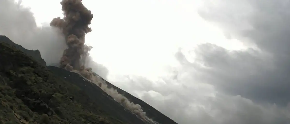Stromboli, il vulcano spaventa abitanti e turisti: forte esplosione sul cratere nord