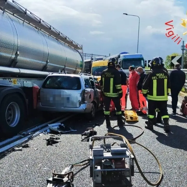 Lamezia, incidente tra un’auto e un camion sulla rampa dello svincolo dell’autostrada: 2 feriti